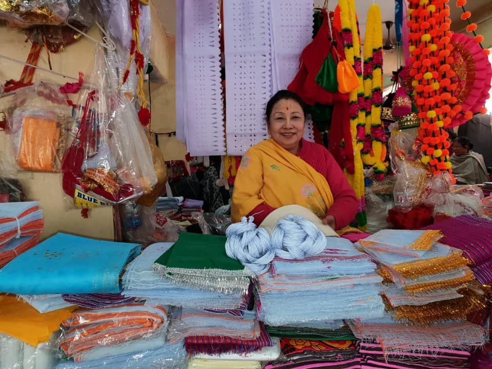 Discover Ima Keithel in Imphal, Manipur—the world's largest all-women-run market with 5,000+ vendors selling fresh produce, textiles, and handicrafts. 🌶️🧵
This 500-year-old tradition began when men were forced into labor, empowering women to trade and thrive. It's also the site