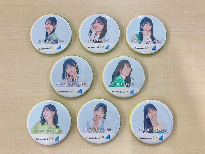 空の旅の思い出に！／ 一部便から順次、機内にてコラボ缶バッジの配布