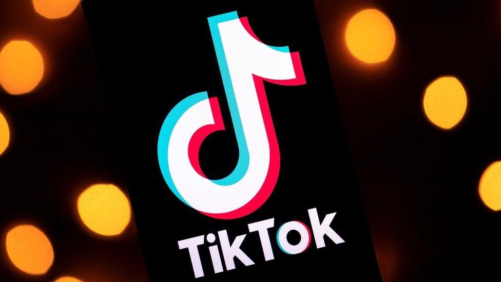 จบดีล TikTok! สรุป ขายให้ Oracle แถมราคาถูกจนเหลือเชื่อ

ในที่สุด TikTok ก็ยอมจบปัญหาระดับชาติ โดยยอมขายกิจการในสหรัฐฯ (TikTok US) ให้กับกลุ่มทุนที่นำโดย Oracle

การขายครั้งนี้ เพื่อให้สอดคล้องกับกฎหมายความมั่นคงในสหรัฐฯ ที่บีบให้ ByteDance (บริษัทแม่สัญชาติจีน)