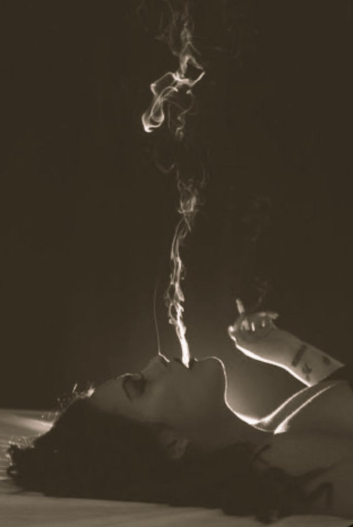 "Y quien diga que todo fuego se apaga sólo... tarde o temprano, se equivoca: hay pasiones que son incendios hasta que las ahoga el destino de un zarpazo y aun así quedan brasas calientes listas para arder apenas se les da oxígeno".

         - Isabel Allende.