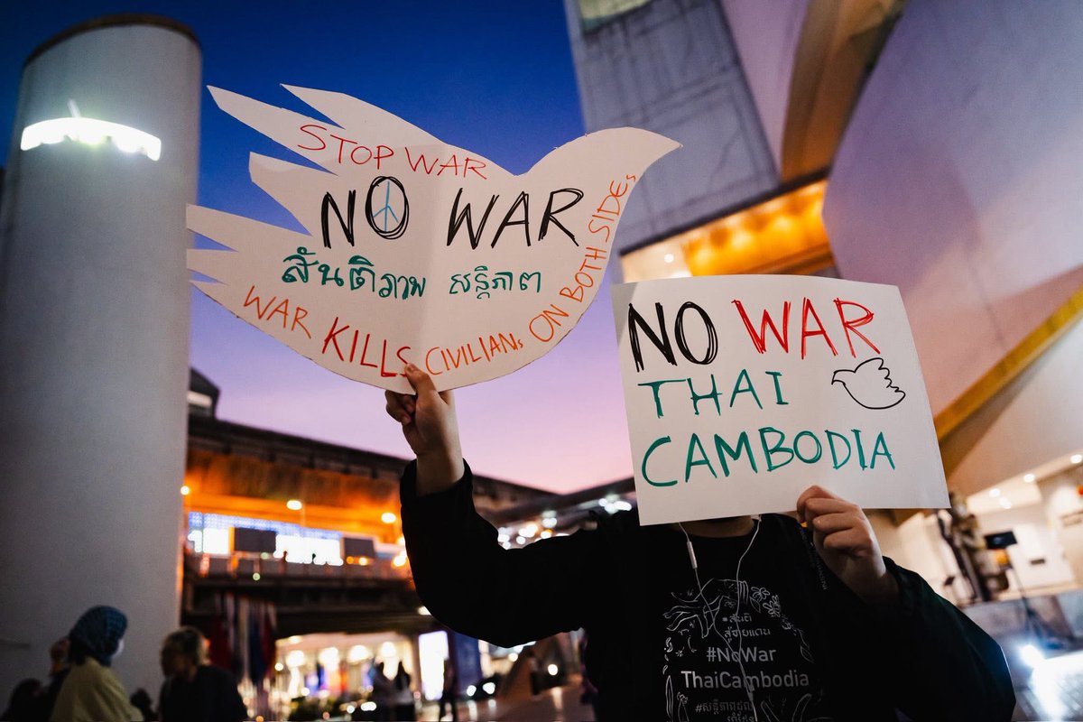 thalugazzz's tweet photo. Music for Peace on the Thai-Cambodian Border
Shared the power of hope through poetry readings, live music, peace declarations, and a symbolic ‘Light for Peace’ ceremony.
December 19, 2025
📸 ไข่แมวชีส
#NoWarThaiCambodia #PeaceToTheBorder
#សន្តិភាពដល់ព្រំដែន https://t.co/Bc5gcM9Cvu