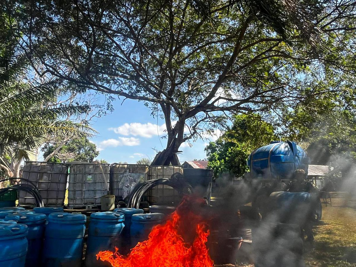 FuerzaAereaCol's tweet photo. El trabajo conjunto y coordinado de la Fuerza Pública permitió ubicar y destruir un laboratorio artesanal de insumos químicos empleados para el narcotráfico en el Vichada.
➡️ https://t.co/Of1gl4DZoG
#GAORI
#SiempreFirmes
#CumpliendoConLaSeguridadYDefensa
#AportamosAlaPaz https://t.co/oc0La7k5Hi