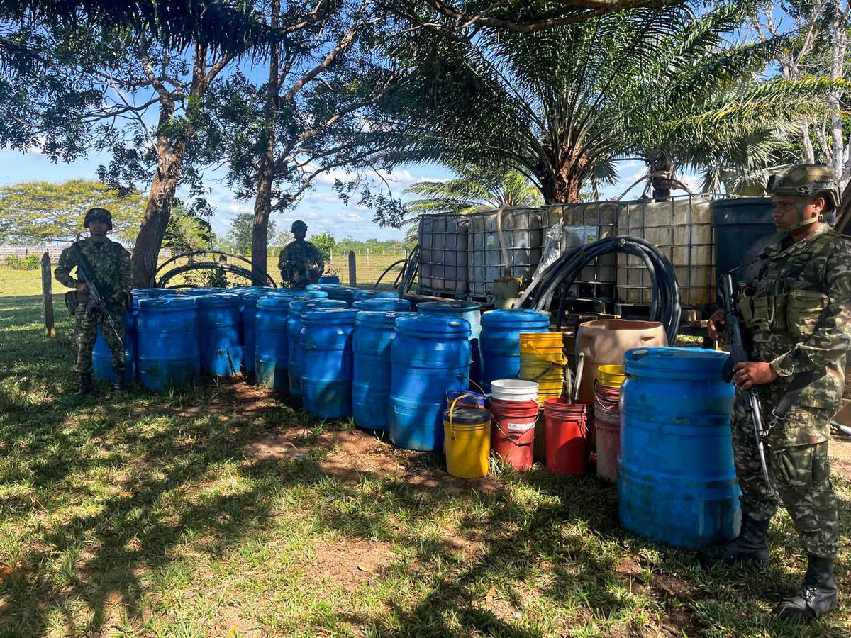 FuerzaAereaCol's tweet photo. El trabajo conjunto y coordinado de la Fuerza Pública permitió ubicar y destruir un laboratorio artesanal de insumos químicos empleados para el narcotráfico en el Vichada.
➡️ https://t.co/Of1gl4DZoG
#GAORI
#SiempreFirmes
#CumpliendoConLaSeguridadYDefensa
#AportamosAlaPaz https://t.co/oc0La7k5Hi