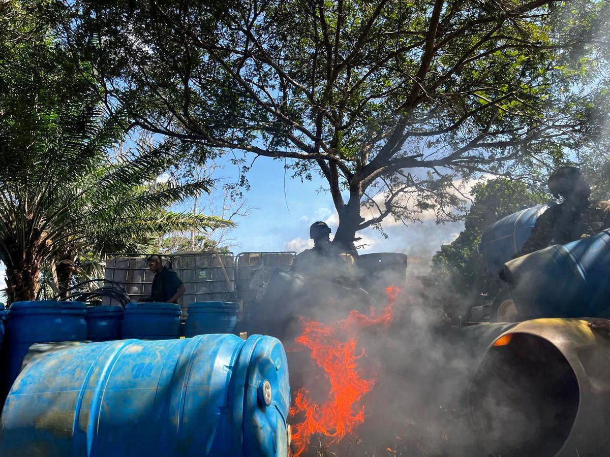 FuerzaAereaCol's tweet photo. El trabajo conjunto y coordinado de la Fuerza Pública permitió ubicar y destruir un laboratorio artesanal de insumos químicos empleados para el narcotráfico en el Vichada.
➡️ https://t.co/Of1gl4DZoG
#GAORI
#SiempreFirmes
#CumpliendoConLaSeguridadYDefensa
#AportamosAlaPaz https://t.co/oc0La7k5Hi