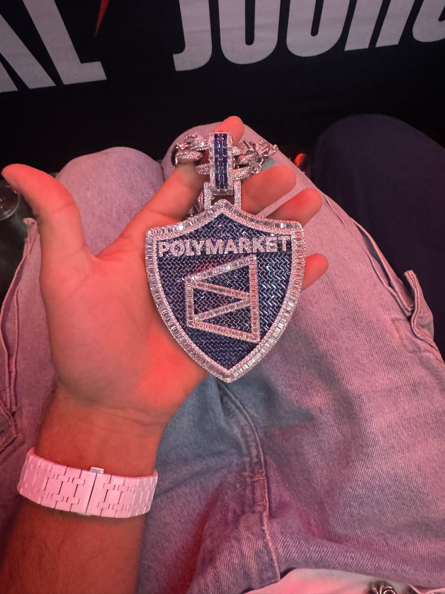 _TJRTrades's tweet photo. I stole Anthony Joshua’s 500k chain https://t.co/dGYEYXM3fP