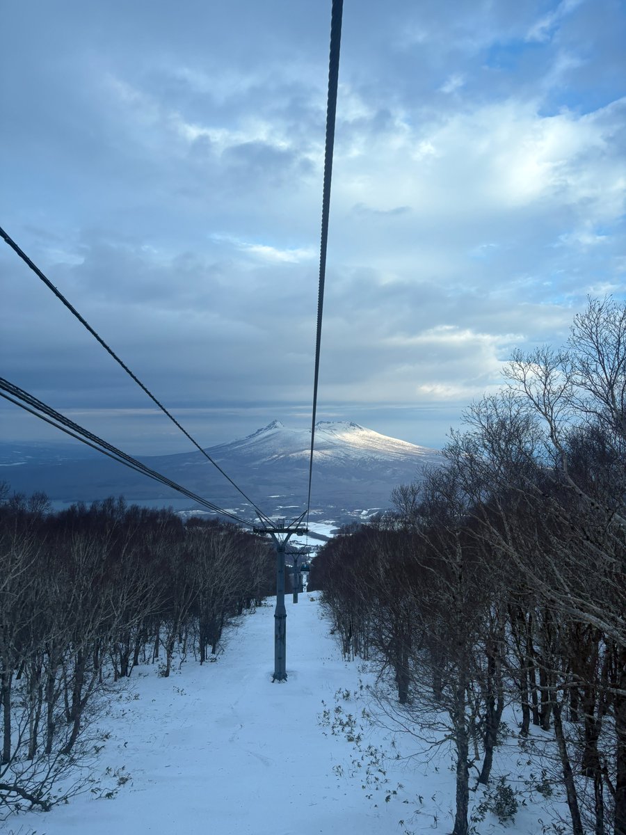 本日より、しらかばコースの滑走が可能となりました👍
ブッシュのある所、雪が少ない所、コース幅が狭い所ありますのでスピードの出し過ぎにご注意下さい！
ゆっくり楽しく滑りましょう😊
＃函館七飯スノーパーク
＃北海道七飯町
＃ゴンドラオープン
＃しらかばコースオープン