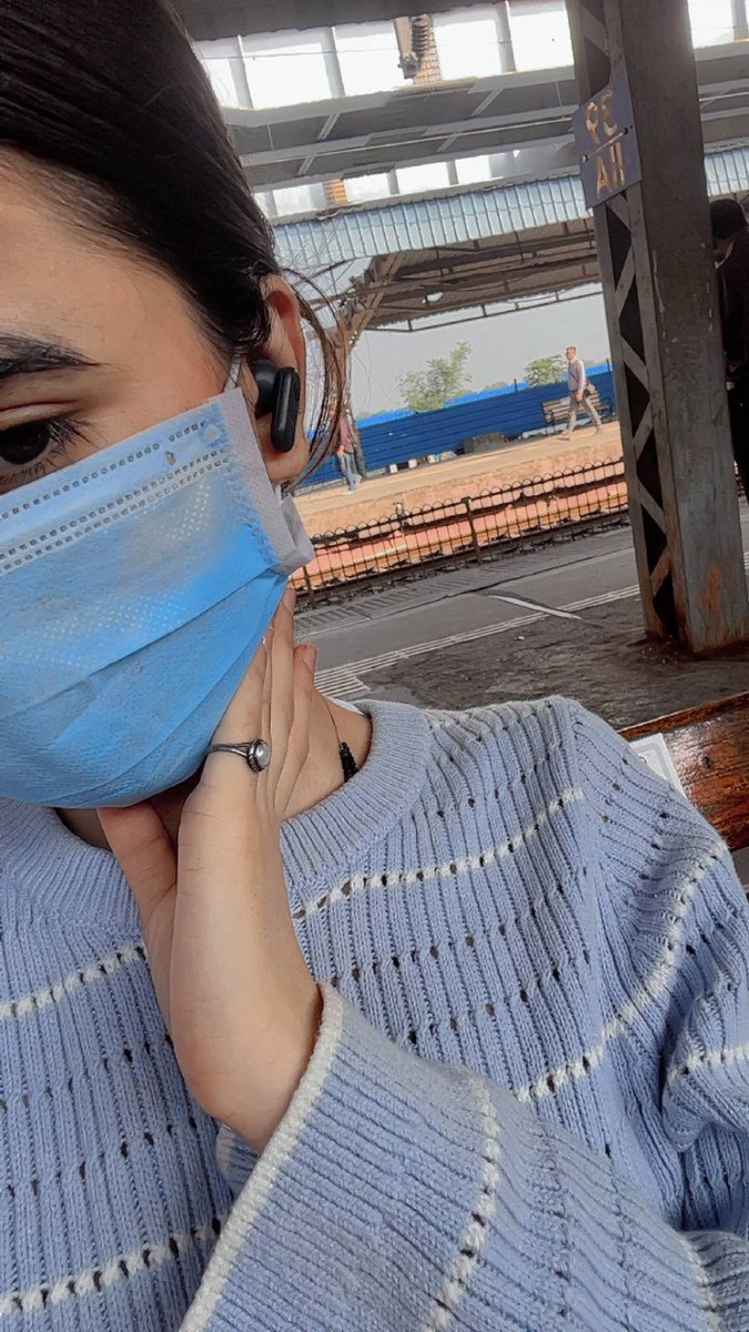 Looking at your wallet💸.
My eyes spiraling around it.
Go on. Hand it over it’s mine