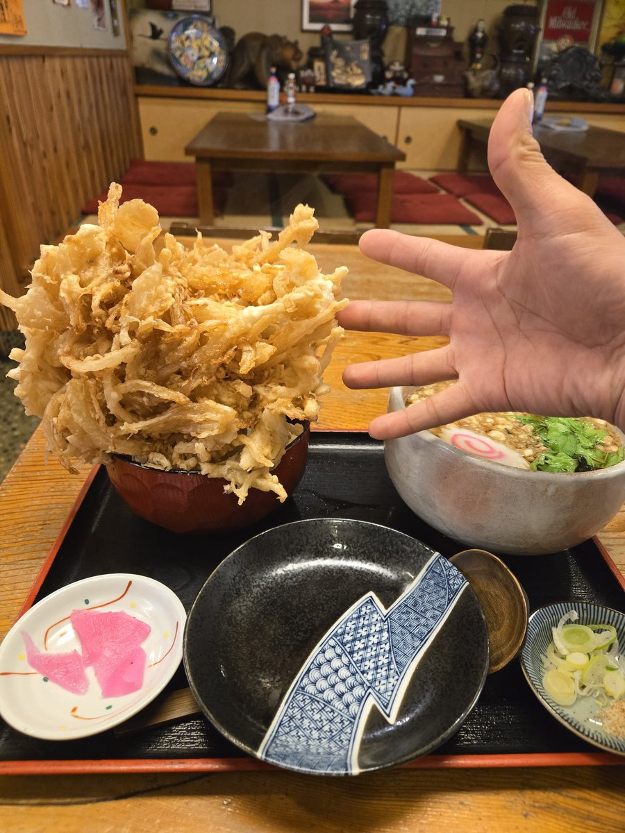 tooru0203's tweet photo. 初訪問　飯能市
福六十
かき揚げ丼セット
暖かいそば
¥1700
タヌキに変更
¥200
かき揚げマジでゴツイ+2枚🟰キツイ(泣)　一枚晩酌の、宛にてお持ち帰ります（笑）パック¥30
次は、チキン南蛮定食カナ
御馳走様でした。 https://t.co/cmK7oCkXEI