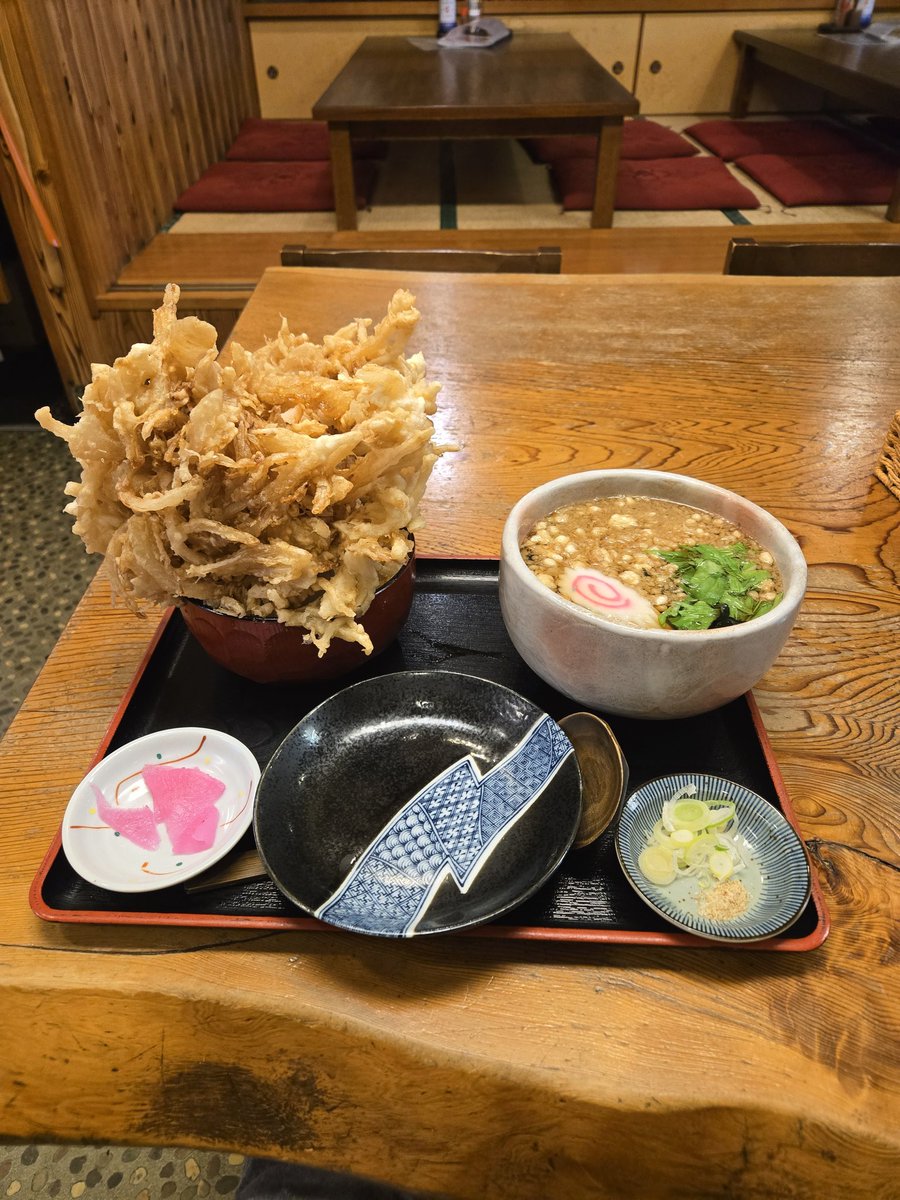 tooru0203's tweet photo. 初訪問　飯能市
福六十
かき揚げ丼セット
暖かいそば
¥1700
タヌキに変更
¥200
かき揚げマジでゴツイ+2枚🟰キツイ(泣)　一枚晩酌の、宛にてお持ち帰ります（笑）パック¥30
次は、チキン南蛮定食カナ
御馳走様でした。 https://t.co/cmK7oCkXEI