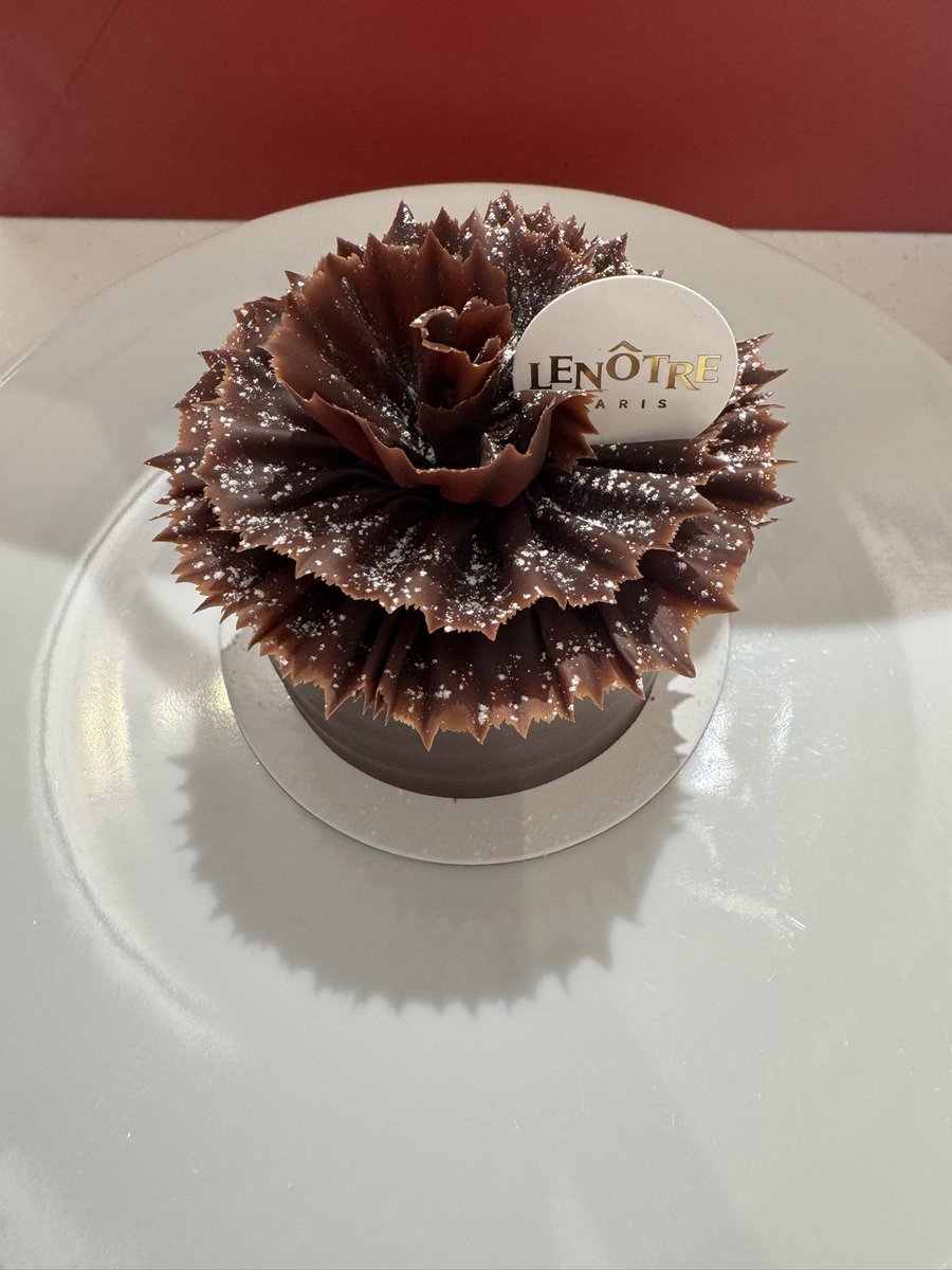 ルノートルのフイユドトンヌです。チョコレートの花細工が派手。中はメレンゲとチョコレートムースなど。美味しい！
#ルノートル