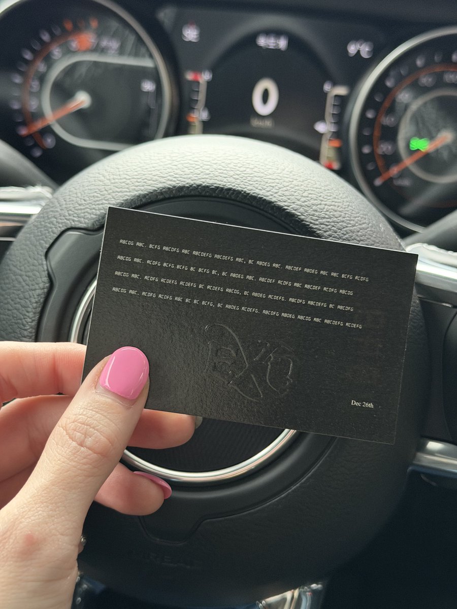 pinkuniverse03's tweet image. 멜뮤 엑소 공계가 나눔하는 곳에 가면 주는 카드(?) 하잖아 엑소 컴백🖤🖤 
하단에 12월 26일이라고 써있는데 뭐 새로 나오나봐,,🥹