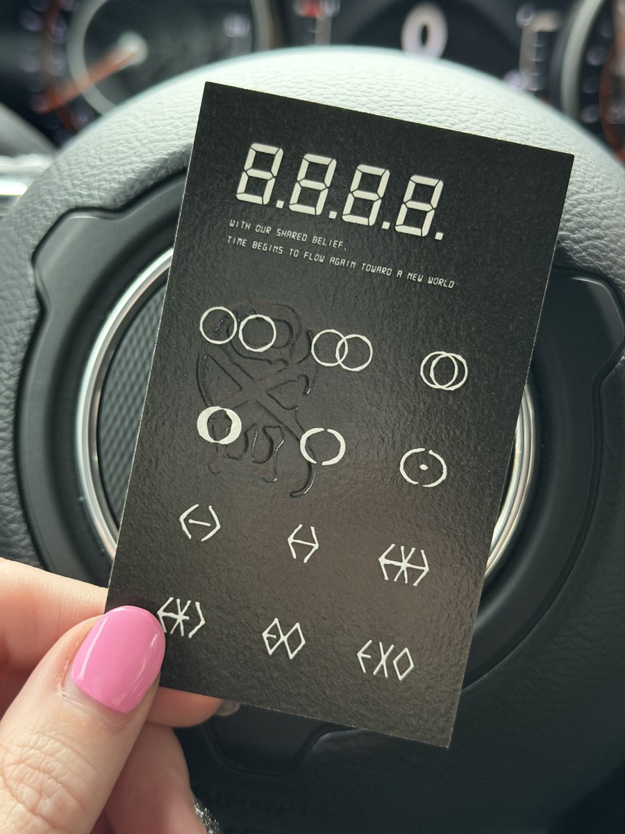 pinkuniverse03's tweet image. 멜뮤 엑소 공계가 나눔하는 곳에 가면 주는 카드(?) 하잖아 엑소 컴백🖤🖤 
하단에 12월 26일이라고 써있는데 뭐 새로 나오나봐,,🥹