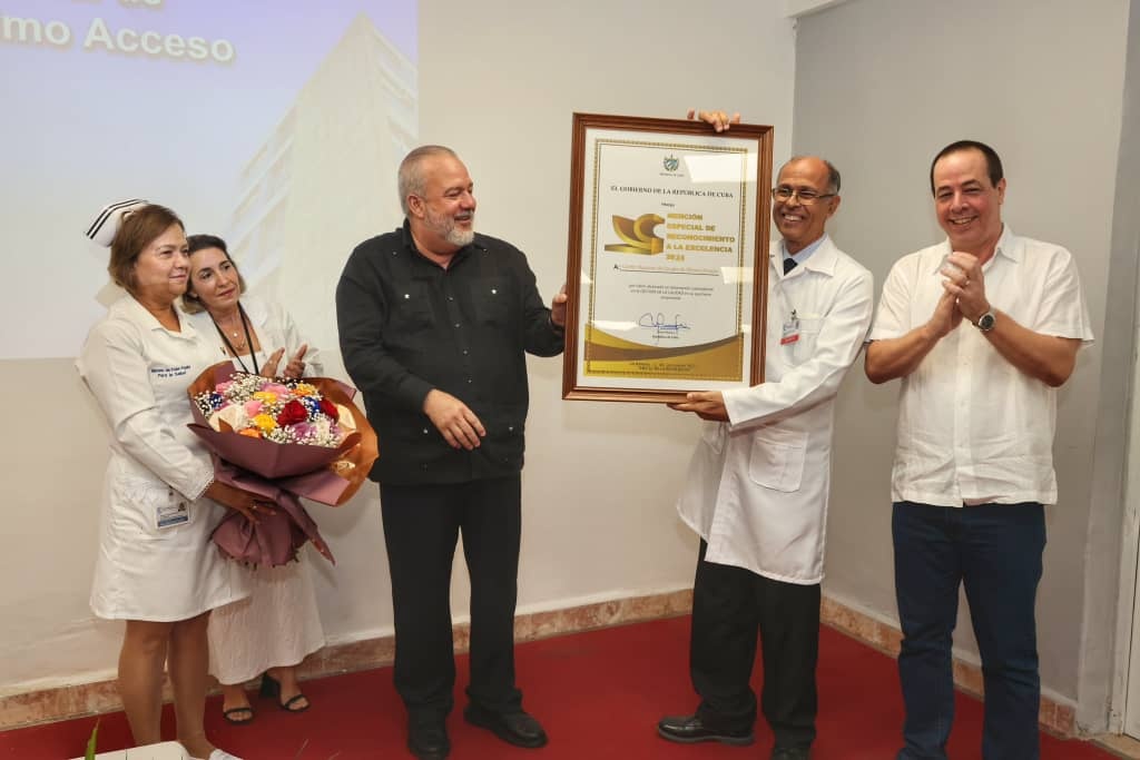 Como parte de la visita al Centro Nacional de Cirugía de Mínimo Acceso, le hicimos entrega al hospital de la Mención Especial de Reconocimiento a la Excelencia 2023, a partir de su destacada labor en la gestión de la calidad y su alto desempeño.
