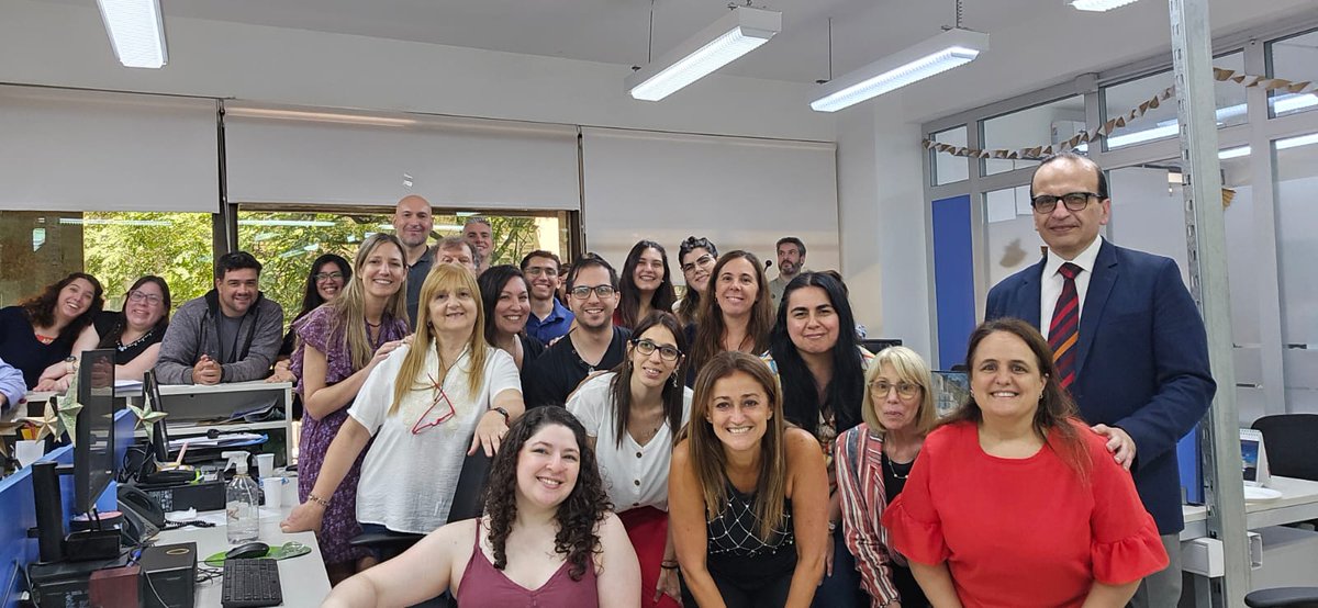 wcaporella's tweet photo. Próximos a la finalización del año 2025, aprovechamos la reunión y brindis con el personal de la Dirección de Gestión Documental de la Secretaría de Trabajo, Empleo y Seguridad Social, presidida por la Dra. Natalia Duarte, para renovar las esperanzas del comienzo de un mejor año. https://t.co/TtKrrPNVSD