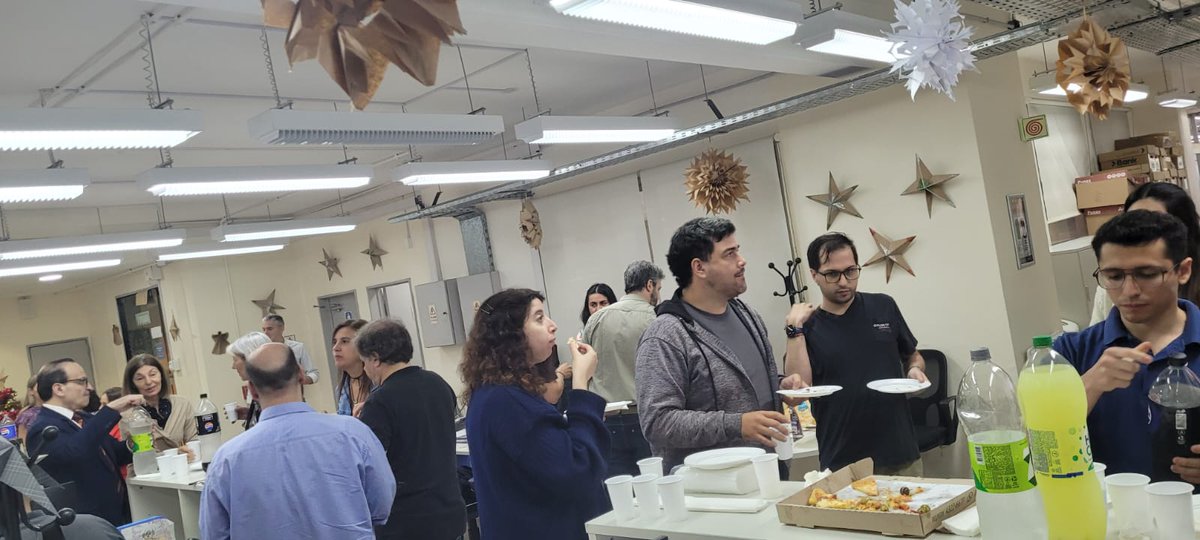 wcaporella's tweet photo. Próximos a la finalización del año 2025, aprovechamos la reunión y brindis con el personal de la Dirección de Gestión Documental de la Secretaría de Trabajo, Empleo y Seguridad Social, presidida por la Dra. Natalia Duarte, para renovar las esperanzas del comienzo de un mejor año. https://t.co/TtKrrPNVSD
