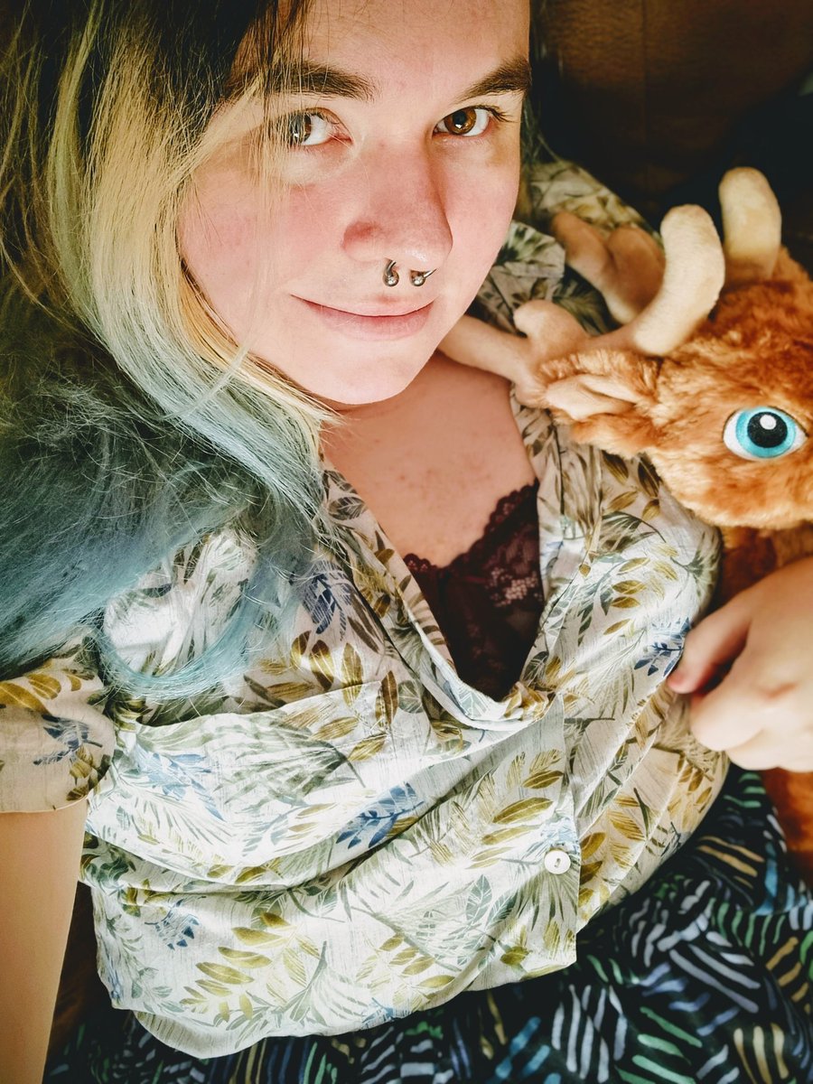 chamomileTeacup's tweet photo. um hi??? i have tits i guess??? (ft. Gideon the reindeer :3) https://t.co/BWv6pgpwFk