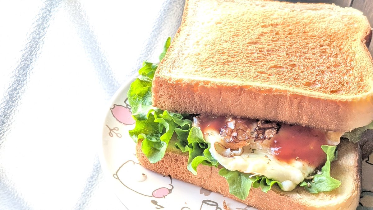 オテサーネク見ながら食べる
サェァンドウィッチ🪾👄🪾
なかなかのお味だったわ。

暴れ戦うババァが見たい。