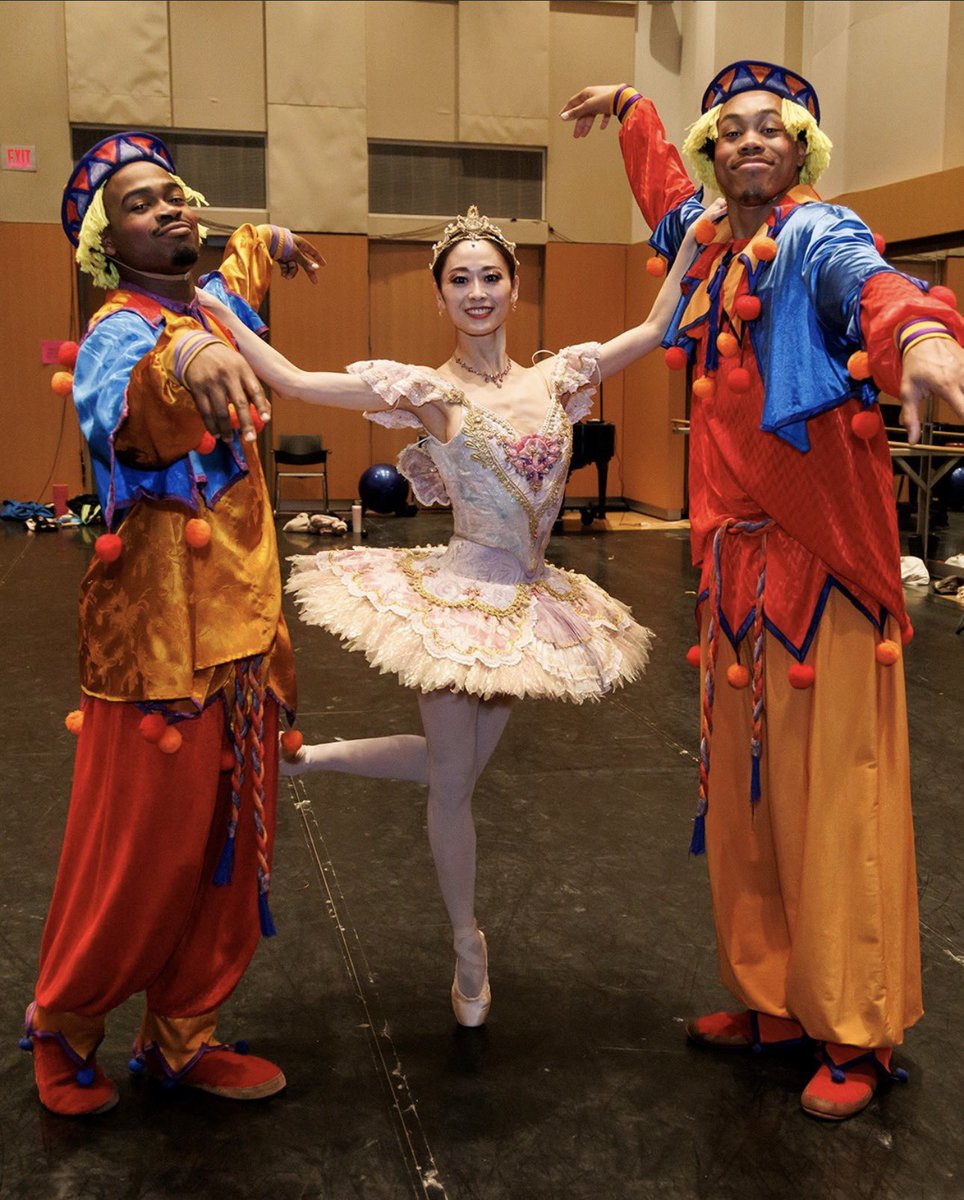 Carrying tradition 🤝 

Kyle Lowry + Matt Thomas (2019-20)

Jamal Shead + Scottie Barnes (2025-26)

Raptors x Nutcracker  🩰🦖