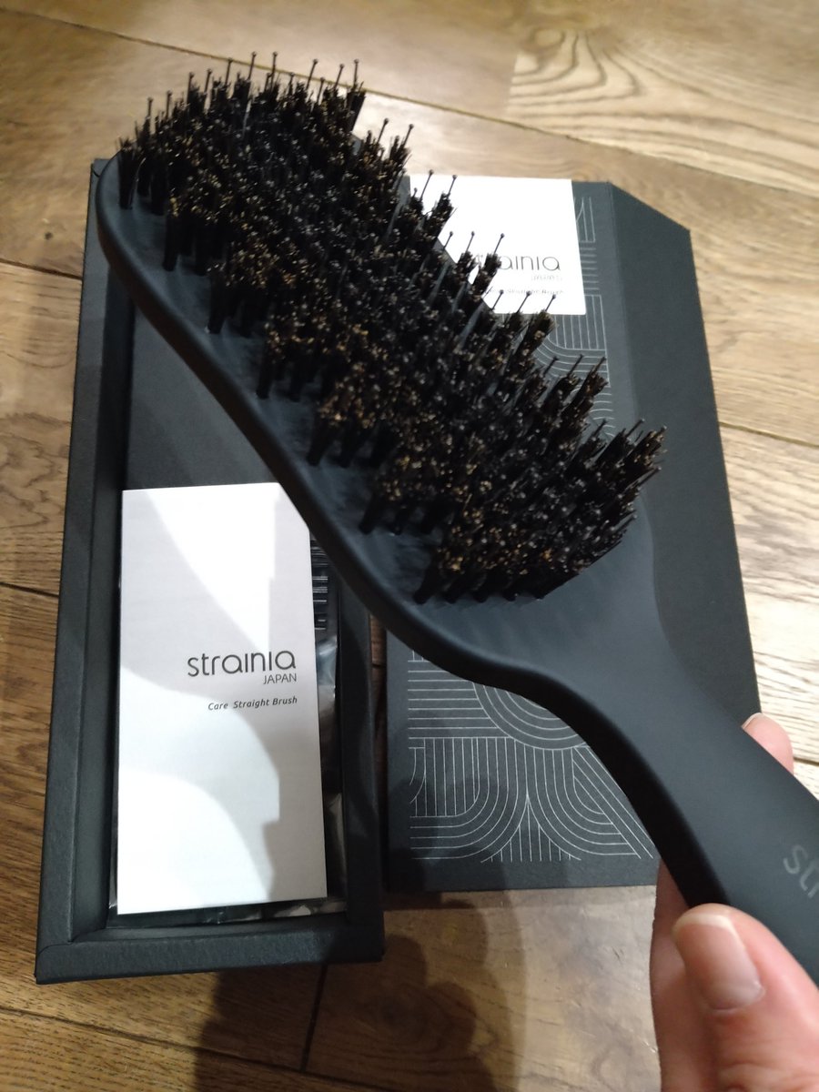 ストレーニアのケアストレートブラシを買いました。いつもボサついていた私の髪がちょっとマシになり、艶が出た！娘の絡まったロングヘアを梳かすのにもいい😊