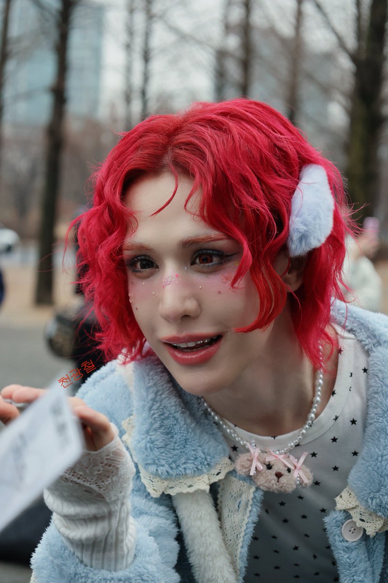 her makeup is so cute bro im gonna kms