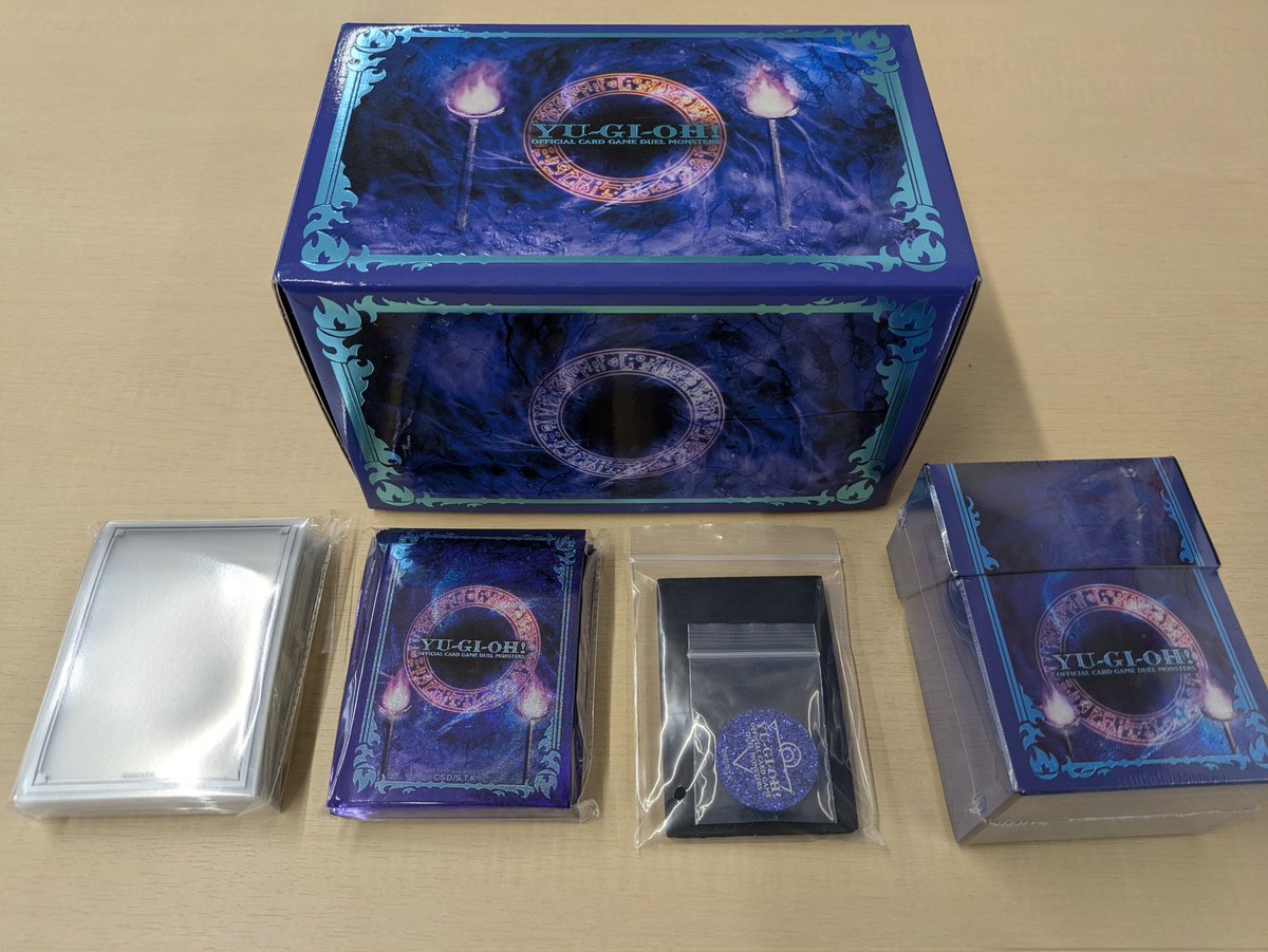 お得品DUELIST BOX PRISMATIC SUMMON サプライ3セット YUGIOH DUELIST BOX PRISMATIC SUMMON DECK STORAGE BOX SLEEVES COIN
