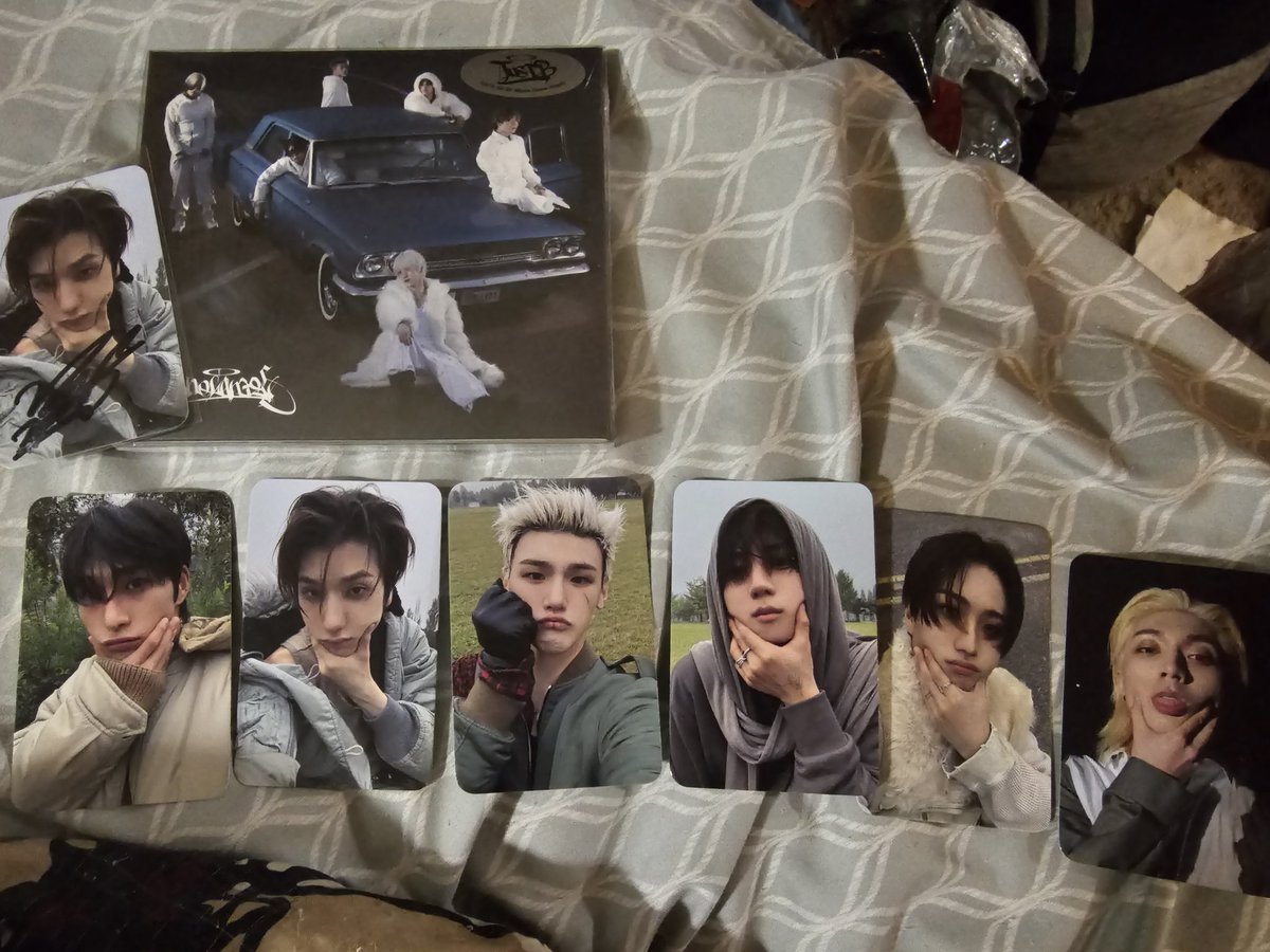 I JUST GOT HOME AND LOOK WHAT WAS WAITING FOR MEEEEEE.. MY JUSTB