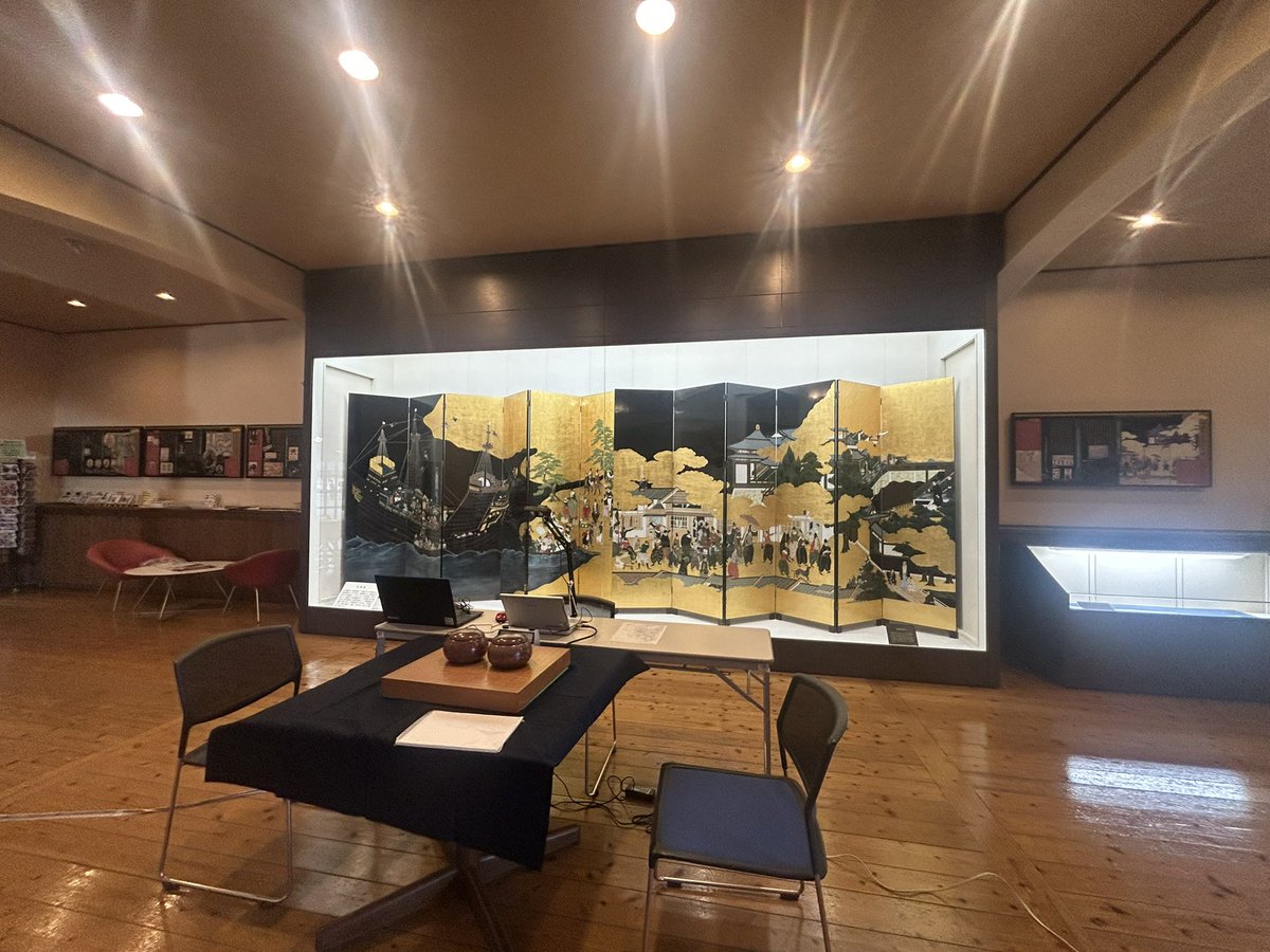 seazoo79's tweet photo. 大分の、うすき街色囲碁教室・指導碁・公開対局のイベントで指導碁です。
前日入りからのフグを堪能したあとは、楽しいイベントです(*^^*)
指導碁に来られる方のレベルが高くて棋士陣、ひいひい言うてます笑
指導碁の机はV字型にしていただき、お陰様で打ち易いです。 https://t.co/KeuxKPJPlt