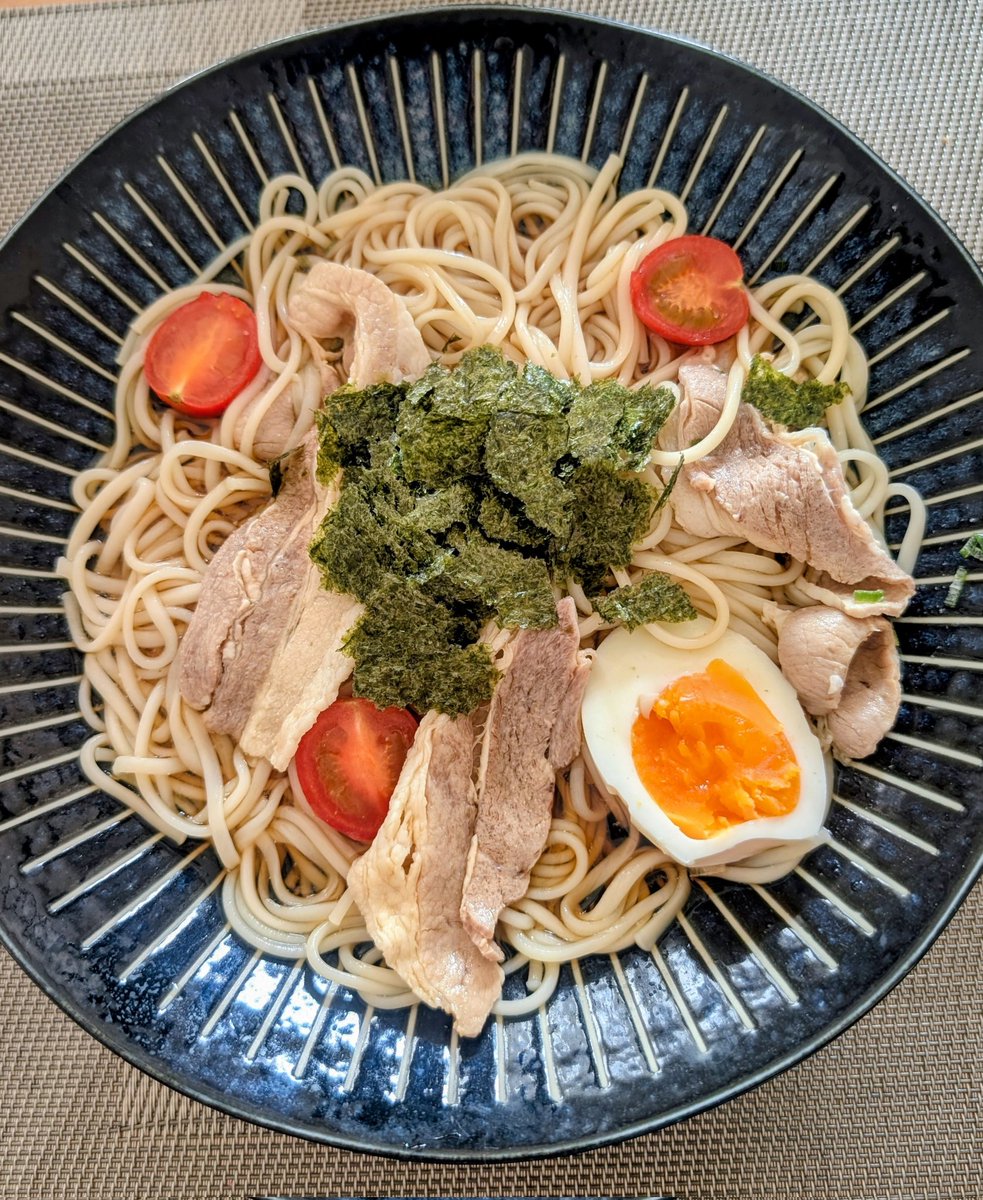 MOVE765 ちょっと夏のような食卓。 有り合わせの食材で #ぶっかけ素麺😋
