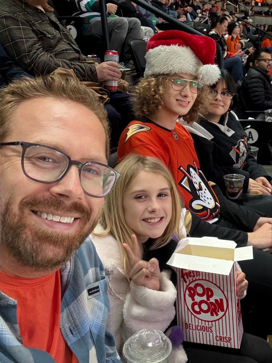 BeaverForce's tweet photo. #FlyTogether Go Ducks! https://t.co/Iau70Mlv4t