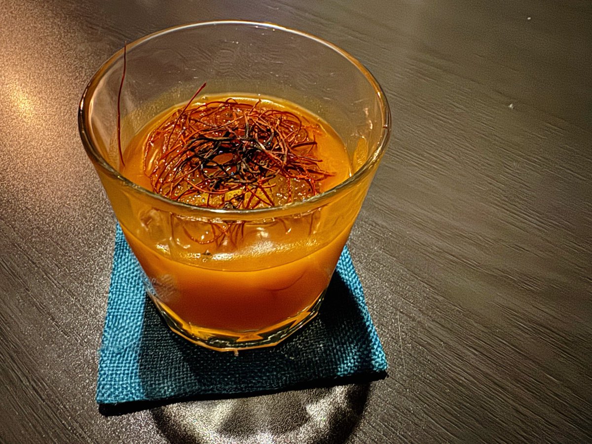 소고기무국 블러디메리 혹은 블러디 대구

대구/경북식 소고기무국의 코어는-대구 요리 전반이 그렇지만-역시 '깔끔하게 떨어지는 맛'이라 생각. 하여 국물을 최대한 깔끔하게 뽑아(오래 끓이면 결국 단맛이 되고 마는 마늘을 최소화한다거나) 정제하고, 토마토 감칠맛을 살짝