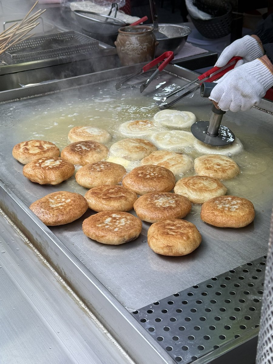트친님이 드신 칼국수 사진을 보고 주말엔 칼국수를 먹어야지 했으나 순간 들깨칼국수를 선택 하는 바람에... 망한 아침식사가 되었으나...🙄
호떡과 시루떡으로 기분이 좋아짐.
올 해는 애동지(?)라  팥죽대신 팥시루떡을 
먹으라는 지인의 조언...
밖은 너무 따뜻하다.