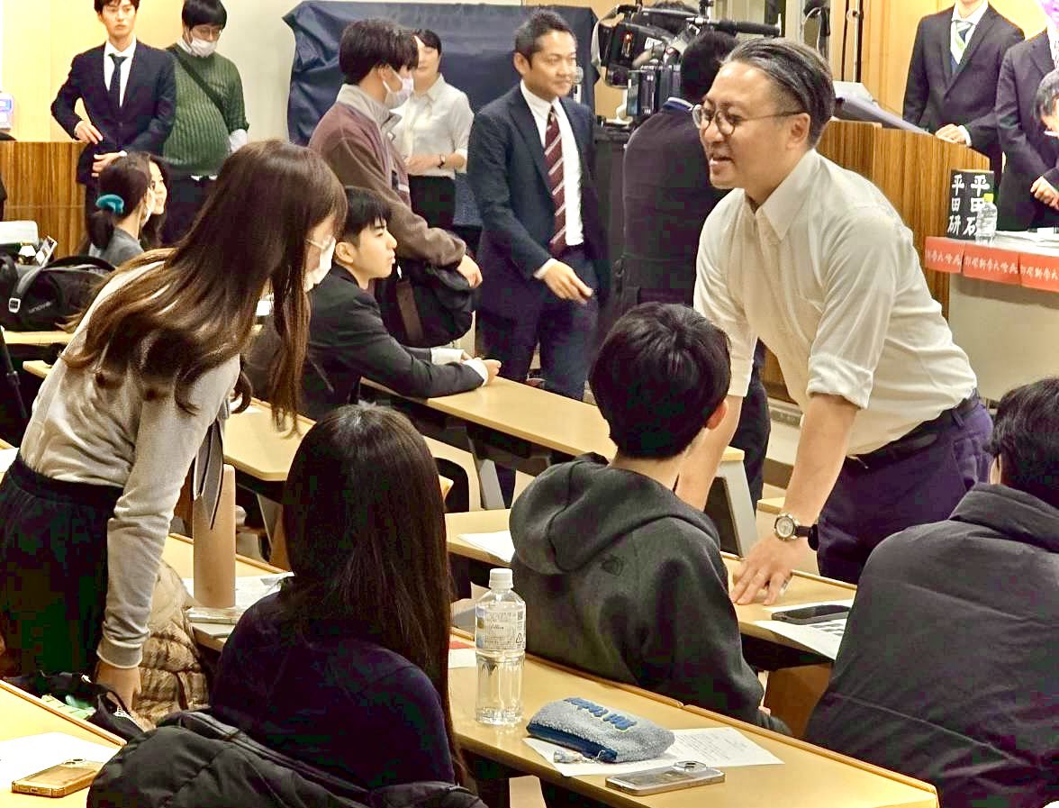 OishiKengo's tweet photo. たくさんの大学生が来てくれて、本当に嬉しかった。自分のふるさとに関心を持ち、声を上げ続けて欲しい。

長崎県の未来は君たちの未来です。大石はみんなを応援をするし、みんなの声を聞き、みんなと新しい長崎県を作っていきたい。

これからの新時代。世界は一気に変わっていきます。大切なものは守りながら、一緒に見たことのない社会をここ長崎県で作っていこう。

開催してくれた長崎大学新聞部の皆さん、金曜の遅くにも関わ���ずご参加くださった皆さん、ありがとうございました。