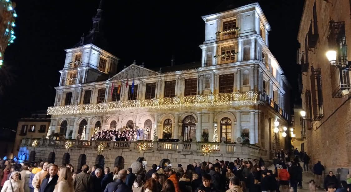 Un escenario de excepción para esperar la Navidad en las calles de Toledo con la #capilladiocesanadetoledo Ha sido un placer cantar en la balconada del Ayuntamiento de Toledo <a href="/ToledoAyto/">Ayuntamiento de Toledo</a>
#toledocoral