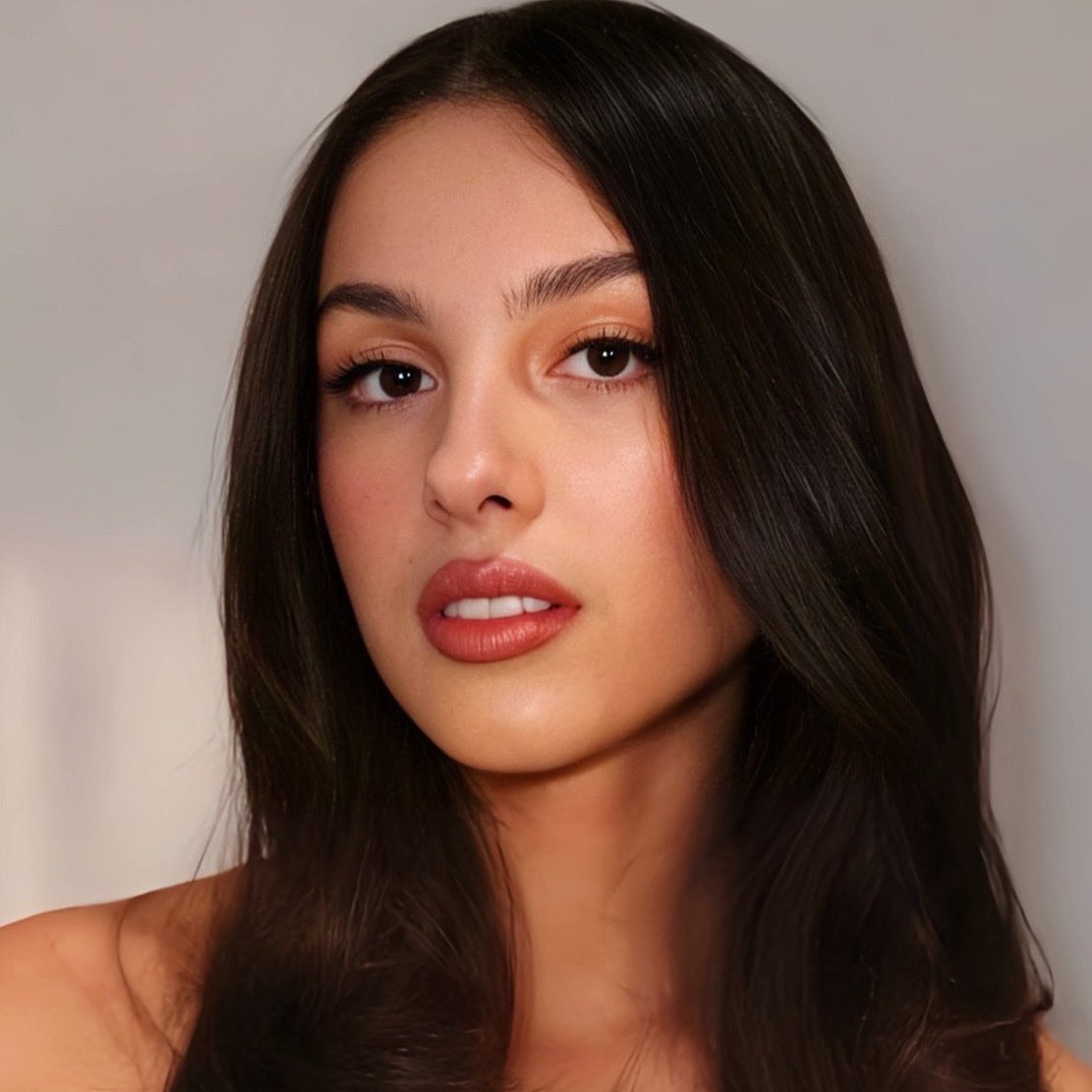 AcervoCharts's tweet image. Olivia Rodrigo revelou que dorme 13 horas por dia.