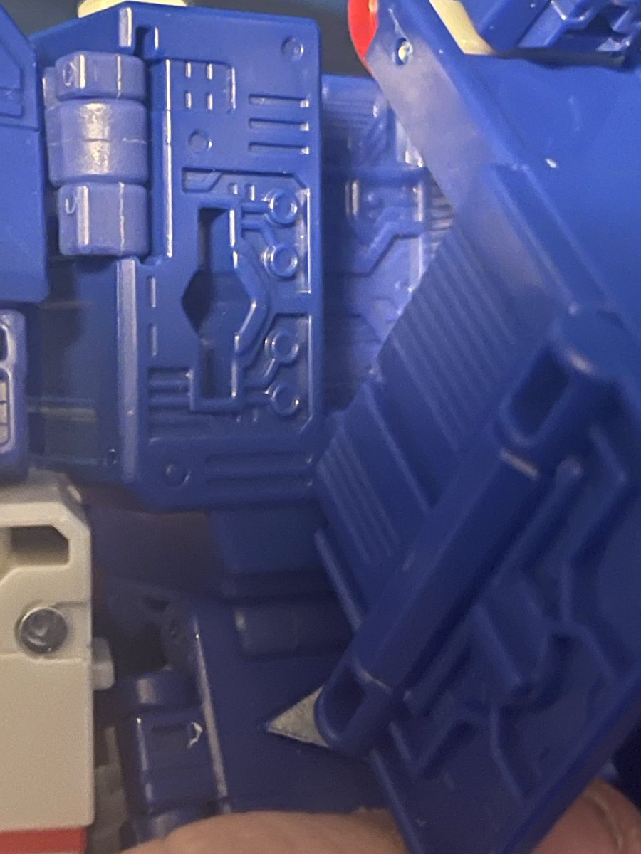 awk_shock's tweet image. So 86 soundwave is a great figure and all, but I wanna talk about the greebling. He has a lot of it, it’s just under panels or inside of compartments

Internal greebling isn’t a new thing, it’s just odd how much of soundwaves is hidden