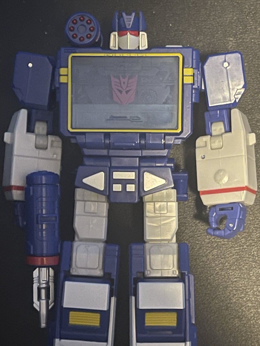 awk_shock's tweet image. So 86 soundwave is a great figure and all, but I wanna talk about the greebling. He has a lot of it, it’s just under panels or inside of compartments

Internal greebling isn’t a new thing, it’s just odd how much of soundwaves is hidden