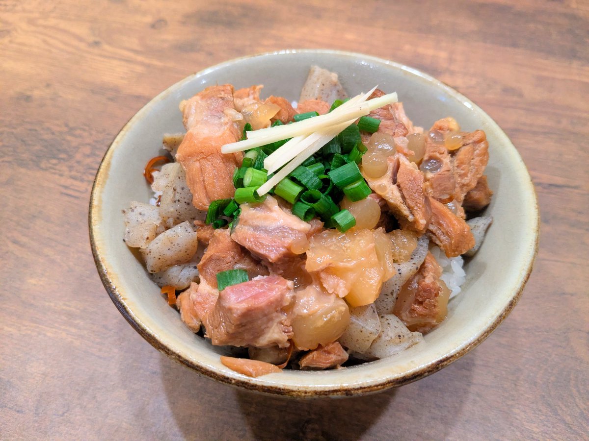 tidanchu's tweet photo. 年越しそばのご予約は本日までです。
明日以降も受付はしておりますが仕入れの関係上、先着順となり完売となる場合があります。

★軟骨ソーキのぼっかけ丼始めました。
長田のご当地グルメと沖縄を掛け合わせました。
トロトロに仕上げてあります。 https://t.co/v8JozYEO2S