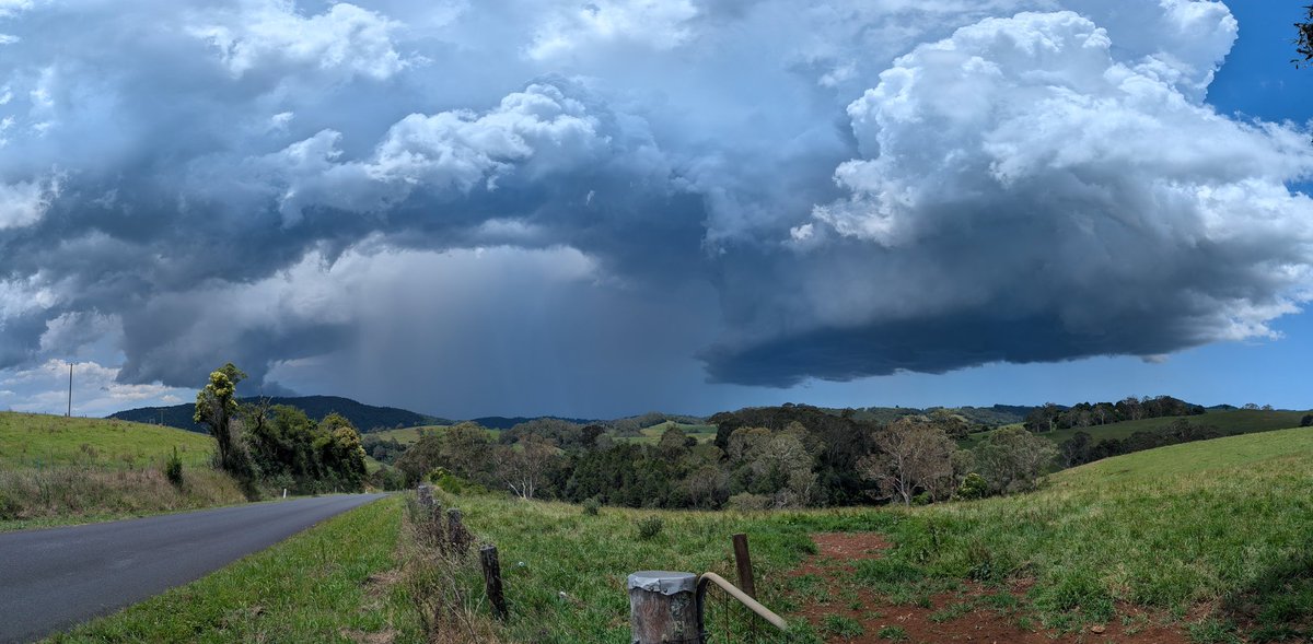 RechyWX's tweet photo. Went up to Dorrigo to watch some storms and had a supercell split in front of me. The right cell had quick rotation within the updraft before it became outflow dominant. https://t.co/H5jQdxc2Xt