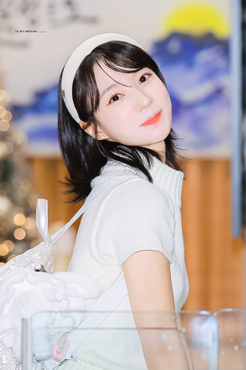 yubin_dreams's tweet image. 251219 유빈
    
#오마이걸 #OHMYGIRL
#유빈 #YUBIN
@WM_OHMYGIRL                  

(크리스마스에 선물을 받고싶어요...🥲)
                        O
                     o
                  .