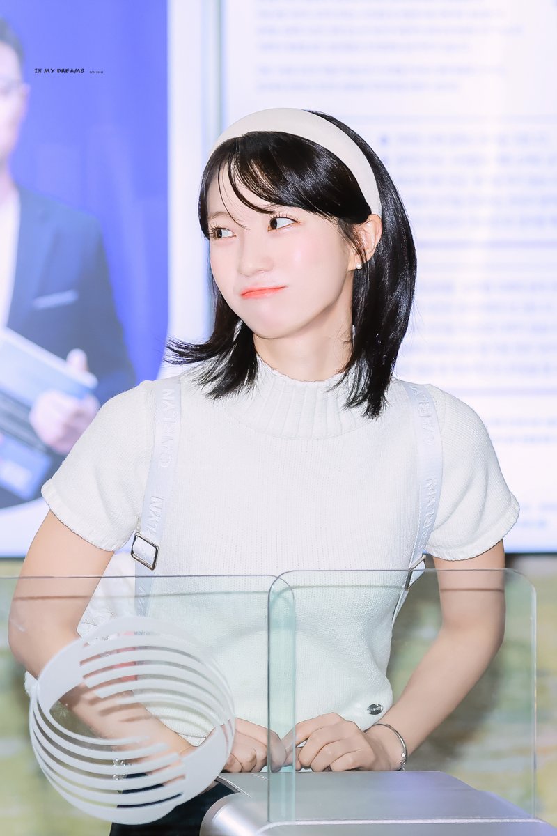 yubin_dreams's tweet image. 251219 유빈
    
#오마이걸 #OHMYGIRL
#유빈 #YUBIN
@WM_OHMYGIRL                  

(크리스마스에 선물을 받고싶어요...🥲)
                        O
                     o
                  .