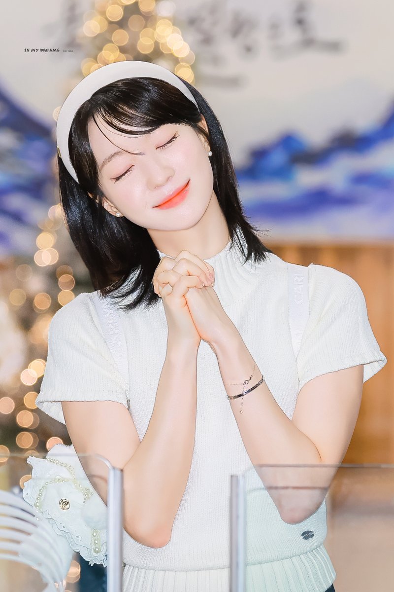 yubin_dreams's tweet image. 251219 유빈
    
#오마이걸 #OHMYGIRL
#유빈 #YUBIN
@WM_OHMYGIRL                  

(크리스마스에 선물을 받고싶어요...🥲)
                        O
                     o
                  .