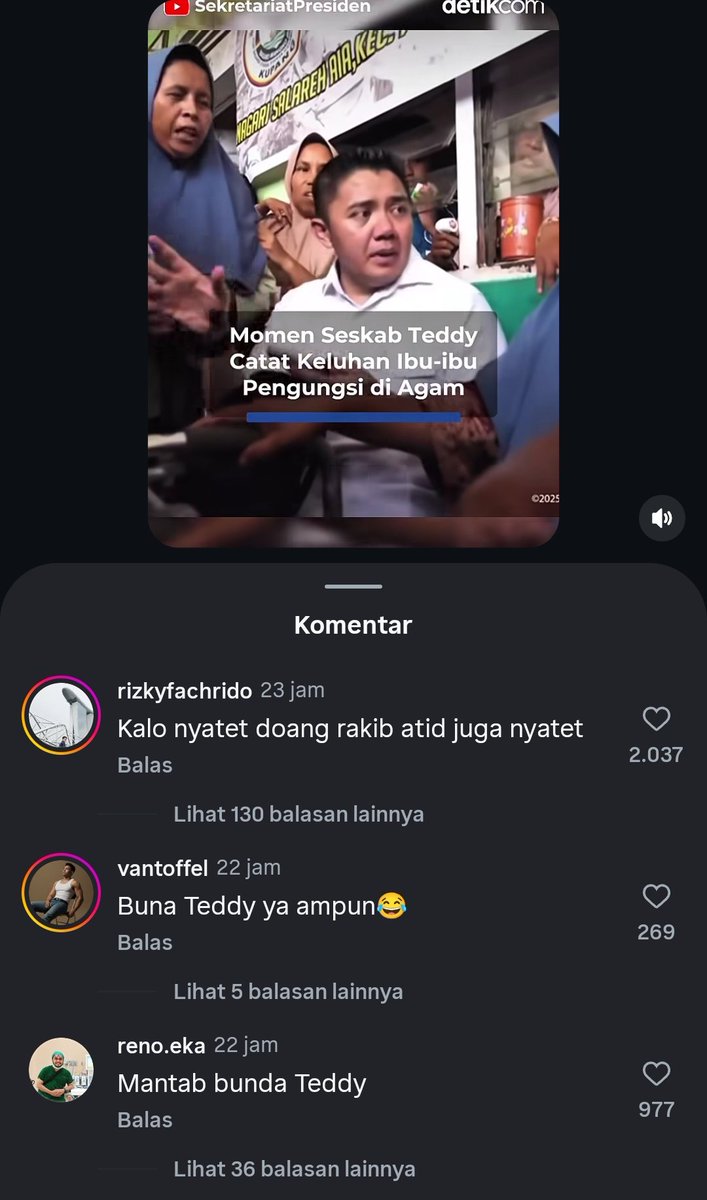 bakuldimsum_'s tweet image. Ibu negara lagi nyatet keluhan emak-emak. Terus yg bikin ngakak komenan netijen "nyatet doang mah rakib atid juga nyatet" 😭