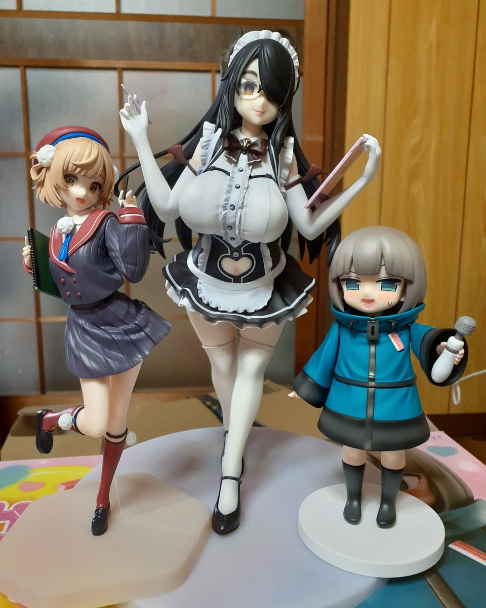 RT @kanikama3gou: おかしい.絵描きのフィギュアは皆ペンを持ってる