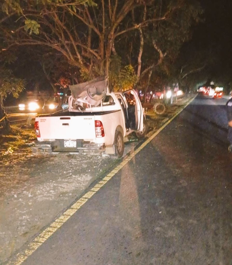 Latitud_13's tweet photo. El hecho involucró un vehículo de la alcaldía de San Miguel Norte. Entre las víctimas está el camarógrafo Herber Arana. Autoridades investigan. 🚑⚠️
#AccidenteSV #NoticiasSV https://t.co/5pcaTCFPO2