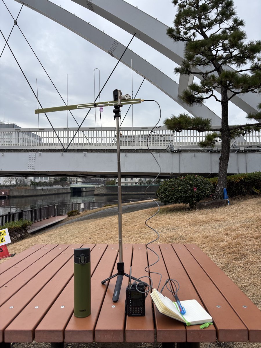 JP3HTR_Nara's tweet photo. 今日の移動運用
@東京都品川区:天王洲公園
JJ1OZUさん開発のプリント基板タイプ八木アンテナで交信しました。
VX-8_2.5Wの小出力にも関わらず、2局と交信できました。
分解・携帯も容易でFBな八木アンテナです。
#アマチュア無線 #VX8 #八木アンテナ https://t.co/nuwcbFxUmJ