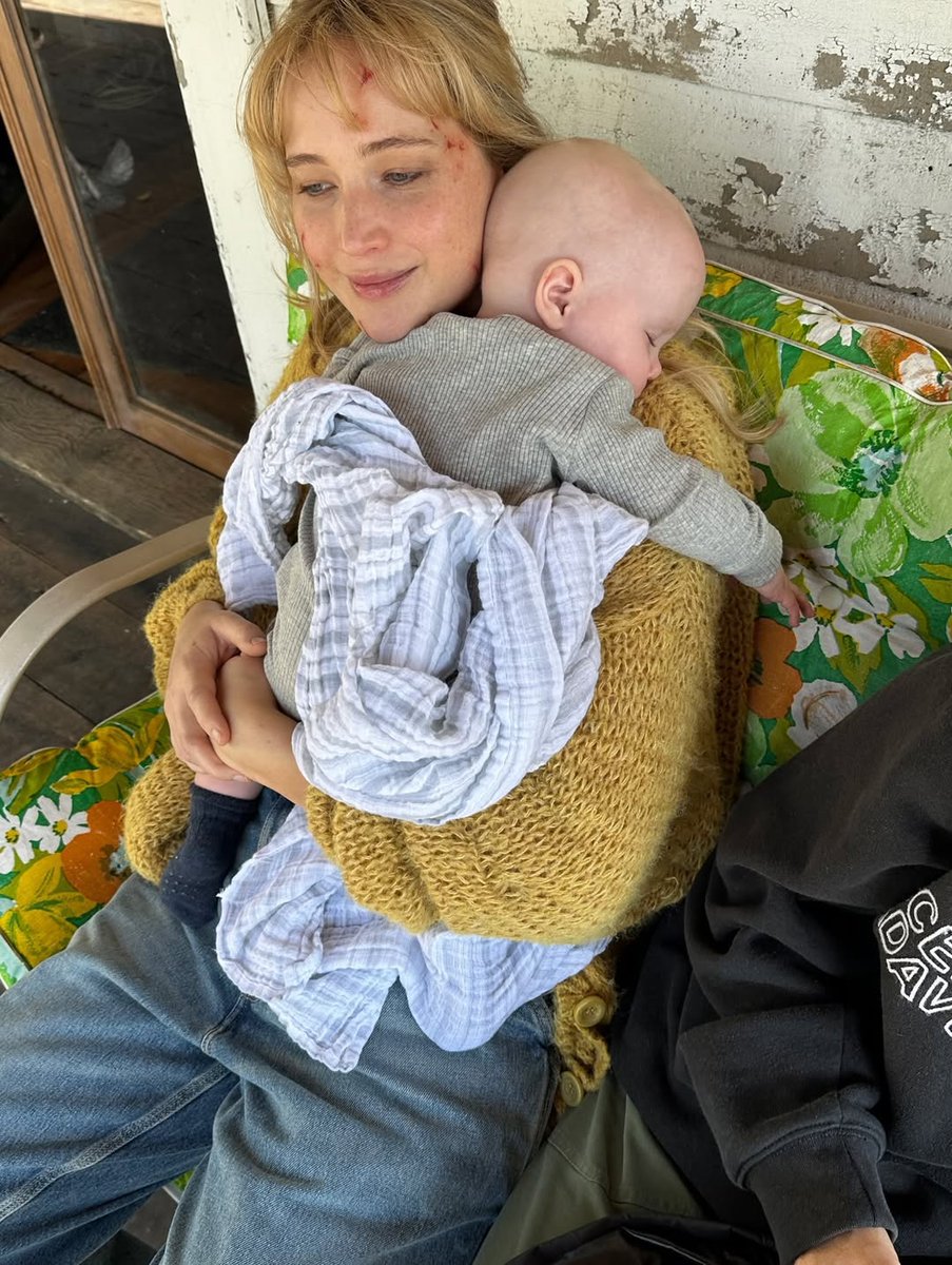 lawrencedaily's tweet image. Jennifer Lawrence behind the scenes of ‘DIE MY LOVE’ via keepalbertarolling on Instagram.