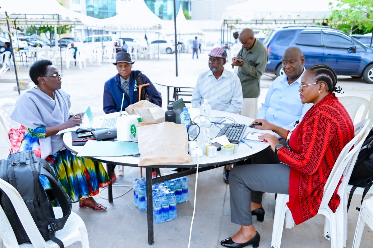 KalamboNews_'s tweet photo. WASTAAFU ELFU 50 KUPATIWA VITAMBULISHO VYA KIELEKTRONIKI

Wastaafu wanaolipwa na Serikali wapatao 609 katika Wilaya ya Dodoma Mjini, wamepatiwa vitambulisho vya kielektroniki katika zoezi la kugawa vitambulisho hivyo linalotekelezwa na Wizara ya Fedha ambapo inalenga kuwafikia wastaafu wapatao elfu 50 nchini.

Hayo yalibainishwa na Mhasibu Mkuu wa Serikali Msaidizi- Huduma za Mfuko Mkuu, Wizara ya Fedha Bw. Perfectus Killenza, alipokuwa akitoa taarifa ya maendeleo ya zoezi la kutoa vitambulisho vya kielektoniki kwa wastaafu kutoka Wilaya ya Dodoma Mjini, linaloendelea katika Ofisi za Wizara ya Fedha, Treasury Square jijini Dodoma.

Bw. Killenza alisema kuwa vitambulisho vya kielektroniki ni salama, imara na vinaondoa changamoto zilizokuwepo awali za vitambulisho vya karatasi ambavyo vilikuwa vikiharibika kwa urahisi na kufanya taarifa zisomeke kwa shida.

“Vitambulisho hivi vipya vitarahisisha upatikanaji wa huduma kwa wastaafu wetu kwa kuwa taarifa zao zitasomeka kwa urahisi kwa njia ya kielektroniki, sambamba na kuongeza ulinzi na uhakika wa kumbukumbu zao,” alisema Bw. Killenza.

Bw. Killenza alieleza kuwa zoezi hilo limekuwa muhimu pia katika kuboresha taarifa za wastaafu waliofanikiwa kufika Ofisi za Hazina kuchukua vitambulisho vipya jambo linaloondoa changamoto ya taarifa za baadhi ya wastaafu kutokusomana vizuri.

Pia Bw. Killenza alisisitiza wastaafu wote wa Wilaya ya Dodoma Mjini wanaohudumiwa na Hazina kufika katika Ofisi za Wizara ya Fedha wakiwa na nyaraka zao muhimu ili kurahisisha zoezi la kuhakikiwa na kupatiwa vitambulisho vipya vya kielektroniki kwa muda uliotajwa.

Bw. Killenza aliongeza kuwa zoezi la ugawaji wa vitambulisho vya kielektroniki kwa wastaafu wote wanaolipwa na Hazina litafanyika nchi nzima kuanzia mwezi January mwaka 2026 kwa ratiba itakayotolewa.

Aidha, Bw. Killenza aliwakumbusha wastaafu wote wanaohudumiwa na Hazina kuwa huduma zote hususan zinazohusiana na pensheni ni bure hakuna gharama yoyote na hivyo kuwataka kuwa waangalifu ili kuepukana na matapeli.

‘’Wastaafu wote wanaolipwa na Hazina ni muhimu kuepuka watu au makundi yanayodai kuwawezesha kupata huduma kwa malipo, kwa kuwa kufanya hivyo kunaweza kuwaweka kwenye mtego wa udanganyifu na kupoteza fedha zao,’’alisisitiza Bw. Kilenza.

Kwa upande wao Wastaafu wanaolipwa na Hazina Bw. Selemani Ramadhani na Bi. Severina Kivangala ambao wamefanikiwa kupata vitambulisho vipya vya kielektroniki, wameishukuru Serikali kwa kufanikisha zoezi hilo na kuomba elimu iendelee kutolewa ili kuwawezesha wastaafu au warithi wao kupata mafao yao.

Wizara ya Fedha, inaendelea na zoezi la kugawa vitambulisho kwa wastaafu wanaolipwa na Hazina, katika Ofisi ya Wizara ya Fedha, Treasury Square, Jijini Dodoma, kwa muda wa siku kumi na nne (14) kuanzia tarehe 15 Desemba 2025 hadi tarehe 30 Desemba 2025.