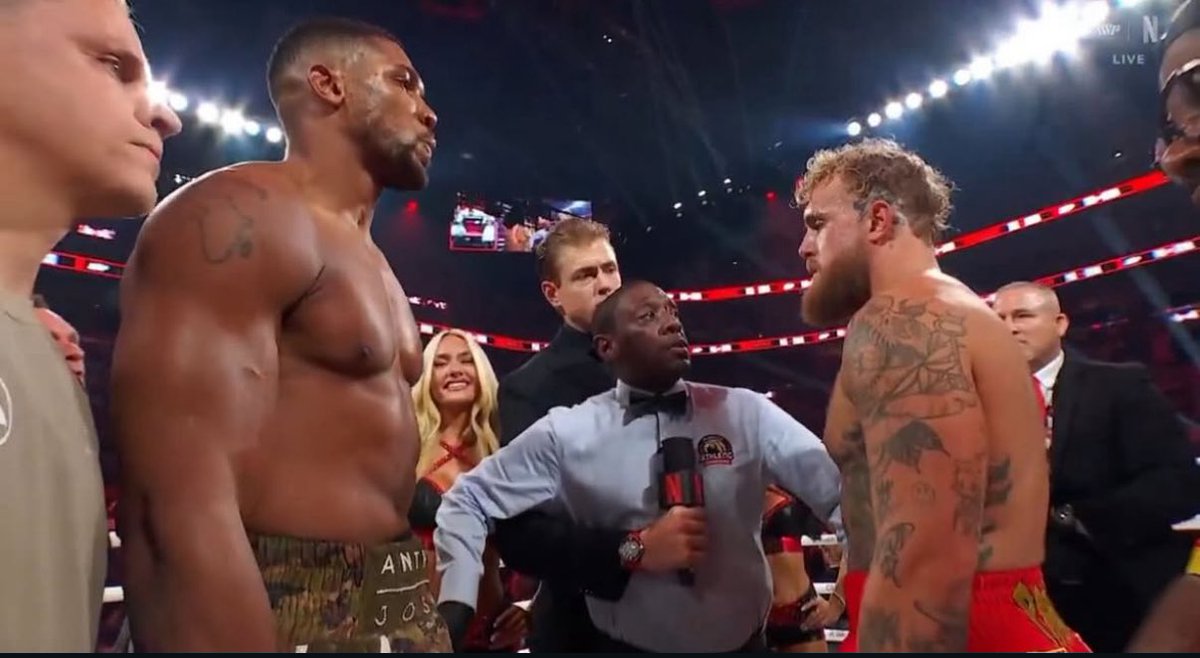 KnockoutOdds's tweet image. This fight is actually f*cking happening 😭