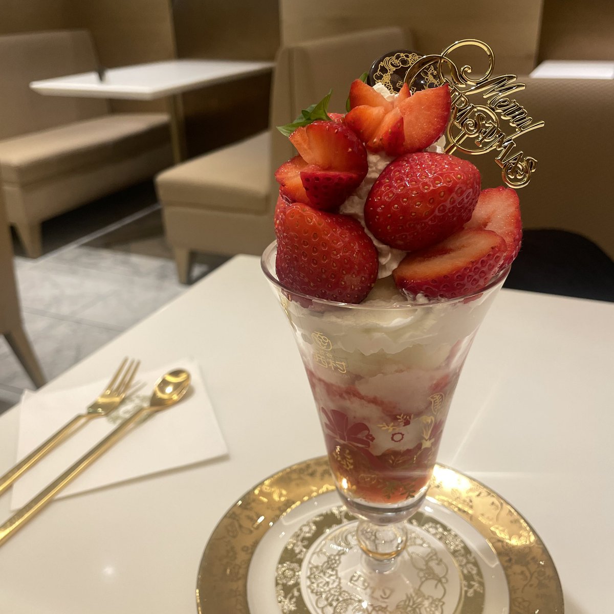 渋谷西村 フルーツパーラー 道玄坂店＠渋谷なう。特選 あまおう苺パフェ。美味しいです。久しぶりに渋谷で下車したので、久しぶりにパフェをば。:-) 昔来た時はかなり並んだんだけど、今日は空いてた。値段が高いのは、今の世の中致し方なし。苺は言わずもがな、ホイップクリームもソルベも美味しい。