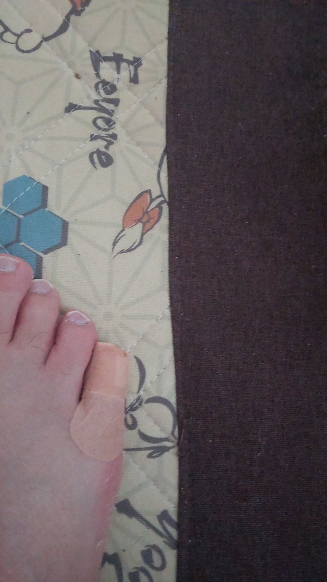 足の小指ぶつけて、爪剥がれた😵💥